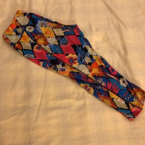 LuLaRoe Pants - LuLaRoe Jade Capri Workout Leggings Size Medium